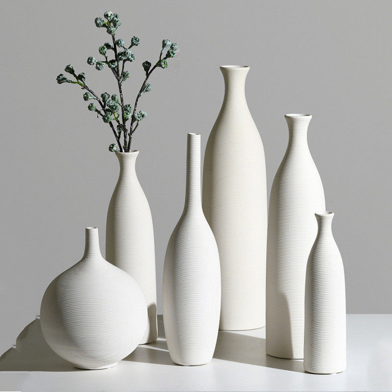 Stilvolle moderne weiße Keramikvase für Wohnzimmerdekor und frische Blumenarrangements